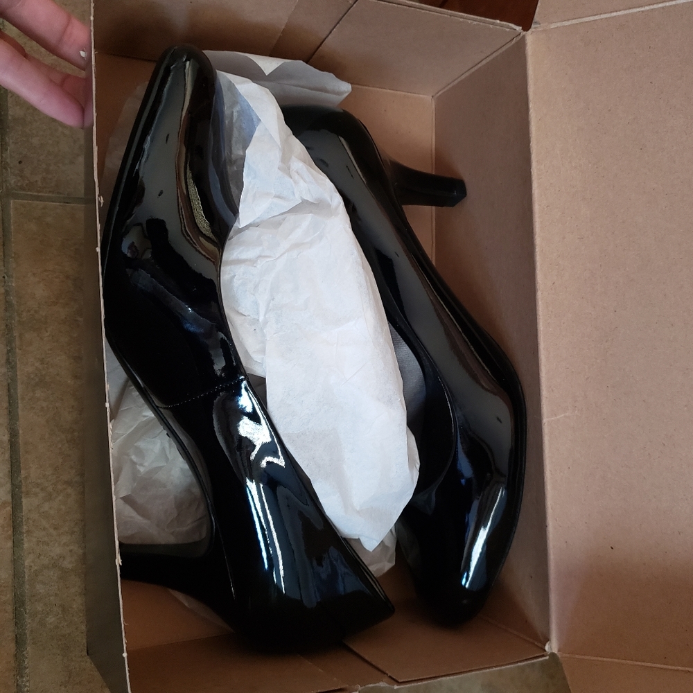 Lifestride Black Patent Leather Heels - Picture 7 of 7